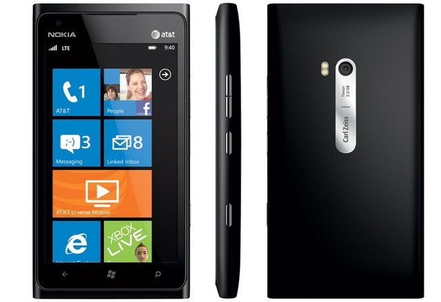 NO.2 Lumia900
在2012年的CES展上，新发布的Lumia900成为当时展会的焦点，凭借其出色的整体设计和硬件配置，一举摘得当年CES最佳智能手机奖。此款手机的系统是Windows Phone7.8，正面采用4.3英寸AMOLED悦幕大触摸屏，内部是高通Snapdragon MSM8255，被称为是当年最强的处理器。虽然此款手机很不错，但是依然无法挽回诺基亚的局势。
