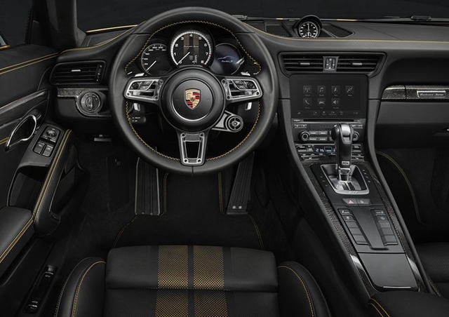 911 Turbo S Exclusive Series的标准配置还包括带保时捷主动悬挂管理系统（PASM）的主动式运动底盘和Sport Chrono组件等。通过配备后桥转向系统和保时捷动态底盘控制系统（PDCC）的侧倾补偿功能，车辆的操控性和稳定性将进一步提升。