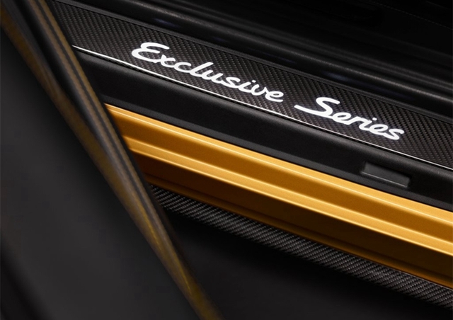 911 Turbo S Exclusive Series的乘客舱优雅而独特。18向可调节运动座椅覆有两层穿孔皮革。内层的金黄色双条纹带来令人惊叹的视觉效果。此外，头枕上的接缝与“Turbo S”字样也采用了金黄对比色。车顶内衬采用带金黄色双条纹的Alcantara面料，而碳纤维内饰组件的装饰条上还配有上等铜线。