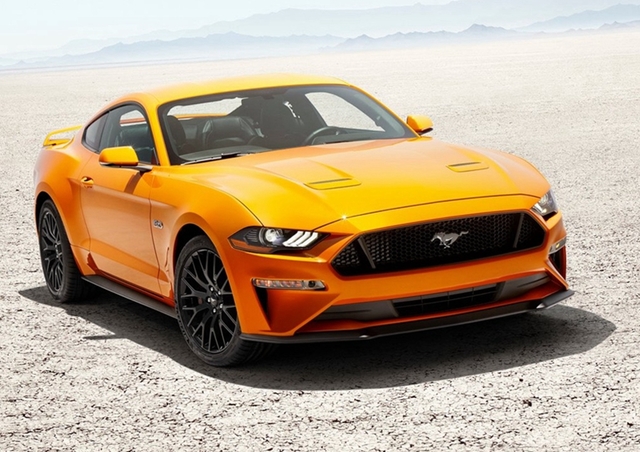 Mustang是福特旗下的一款经典性能跑车。2018款Mustang提供3.7L V6发动机、2.3T发动机和5.0L V8发动机可选，其中5.0L V8发动机新增直喷系统，使得其动力和燃油经济性更佳，传动方面匹配福特最新的10速自动变速箱，6速自动变速箱提供选装。