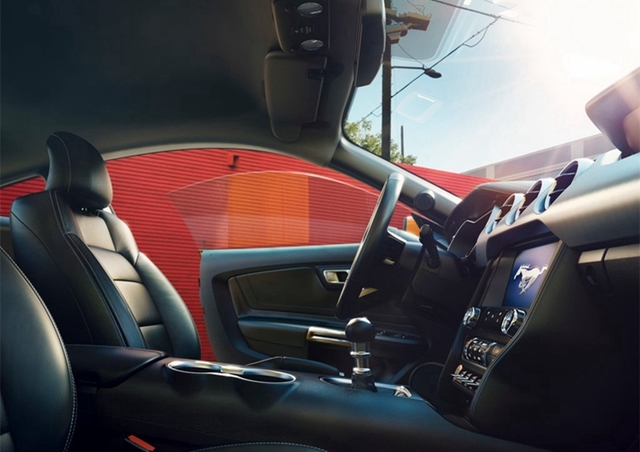 内饰风格上，2018款Mustang最大的变化在于可以选装12英寸全液晶仪表盘，中控屏幕集成了“FORDPASS”功能，相当于福特的应用市场，能够提供更多与出行相关的服务，并且保留了传统的机械手刹设计。