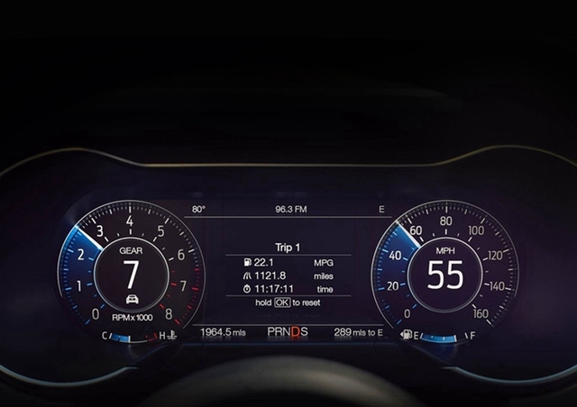 内饰风格上，2018款Mustang最大的变化在于可以选装12英寸全液晶仪表盘，中控屏幕集成了“FORDPASS”功能，相当于福特的应用市场，能够提供更多与出行相关的服务，并且保留了传统的机械手刹设计。