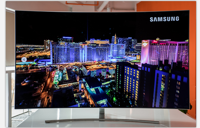NO.1三星 QA65Q8CAM
在电视技术方面，特别是量子点技术，三星一直在突破和创新。今年推出的QLED光质量子点电视，可以达到1500～2000尼特的亮度，而且使用的是无极材料，能够延长屏幕影像显示寿命。三星的QLED TV是全球首台能够欢迎100%显色体积的电视，可以更加真实、丰富的还原画面。除了电视本身具有的优势外，三星很为用户房屋设计风格着想，可以提供画架式和雕塑式等不同的电视支架，而且电视外接线也是几乎看不见的光缆。
