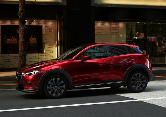 对于Mazda CX-3而言，最大的看点要属全新的LED尾灯和18英寸的轮毂，看上去动感十足。