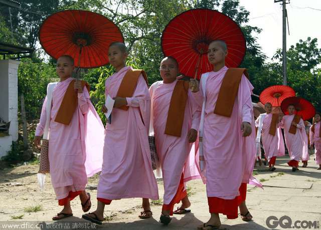 TOP5 佛国缅甸。去佛国缅甸可以来一场礼佛祈愿之旅。图为缅甸仰光，尼姑沿路化缘。   
