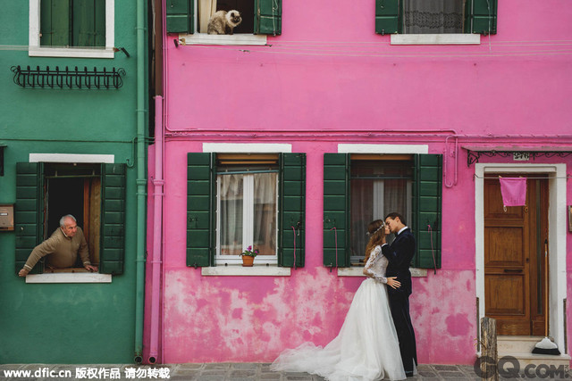 婚礼网站Junebug Weddings每年都会举办个婚纱摄影比赛，早前他们公布了“世界最佳婚摄地2015”的优胜名单。今年他们收到了来自40个国家的4000幅参赛作品，最终不设冠亚军，而是选出了最佳地点作品。如果你正在找寻婚摄的好去处，就不烦参考下这些优胜照片，当中不乏热门的巴黎、冰岛、威尼斯，也有台北、印尼、俄罗斯等。