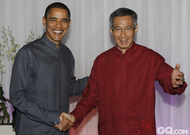 2009年APEC峰会时，亚太经合组织（APEC）各成员领导人晚间身穿精心设计的新加坡传统服装。