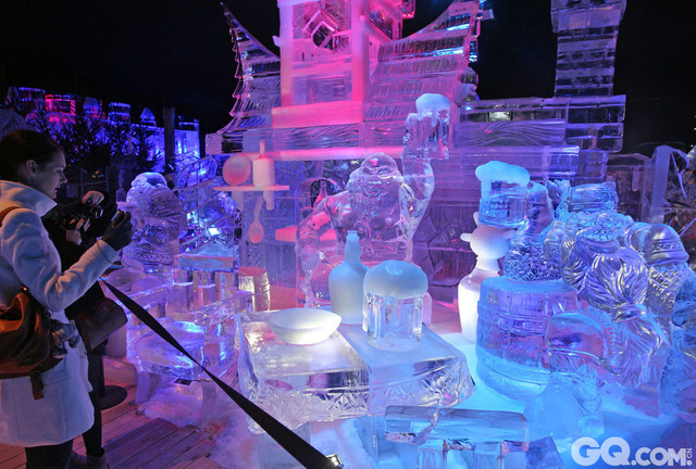 在比利时布鲁日的冰雕节上，游客们都开心地欣赏美丽的冰雕。   