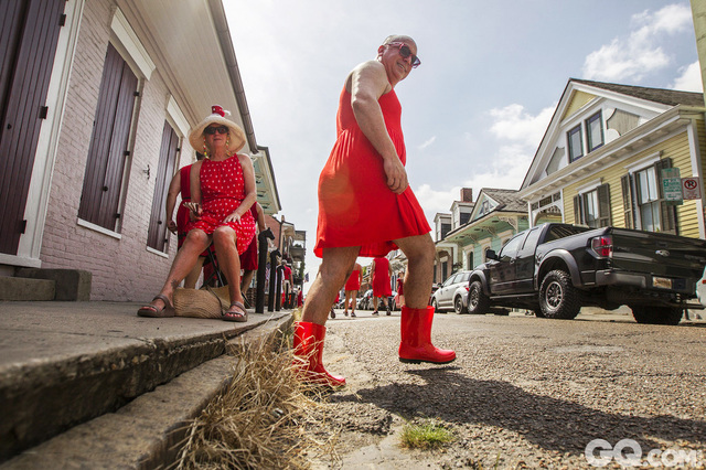 当地时间2015年8月8日，美国新奥尔良举行了一年一度的“红裙跑”活动，众多参与者，不管男女，一律穿着大红色的裙子亮相，恣意享受跑步带来的乐趣。“红裙跑”起源印尼，参与者着红裙跑步宣扬跑步精神，旨在告诉大家跑步是一件很容易的事，穿裙子也可以跑步。