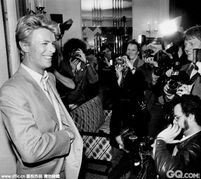 2013年1月8日，当Bowie突然在他65岁生日那天抛出“Where Are We Now?”这首单曲及MV，全世界震惊了，已近十年未出新专的Bowie竟然“脱宅”了。他在这首歌中怀念他70年代末的柏林记忆，还在3月份抛出更大的乐坛炸弹——《The Next Day》专辑，尽管没有巡演或任何公开演出，但Bowie为“Love Is Lost”、“The Stars (Are Out Tonight)”、“The Next Day”等歌曲拍摄的充满超现实奇幻意味的MV风靡全球，而Bowie本人也获得2014全英音乐奖最佳英国男艺人奖。