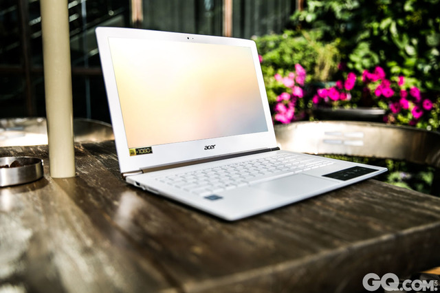 Acer蜂鸟S5-371 是一款集轻薄优美外型与平衡功能于一体的美型超轻薄笔记本，无论是商务精英还是职场新人，它都可以满足你长时间移动办公和学习的需求。
