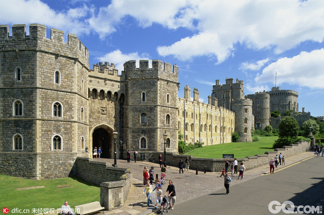 温莎城堡
温莎城堡位于英国英格兰东南部区域伯克郡温莎-梅登黑德皇家自治市镇温莎，是世界上有人居住的城堡中最大的一个。温莎城堡之所以盛名远播，很大一部分原因是英王爱德华八世“不爱江山爱美人”的现代版传奇故事。   