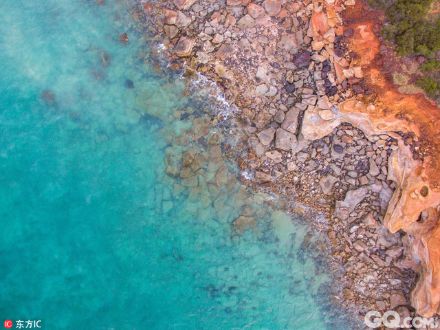 秋风四起吹得身心发凉？新西兰摄影师Paul Michael贴心为你奉上一组暖色系航拍照片温暖你的秋天！Paul利用无人机对欧洲和澳大利亚的海岸和乡村进行拍摄，有着珊瑚红色海滩的罗巴克湾、在夕阳下泛着金色光芒的农田以及海水浅绿的凯布尔海滩，温暖清新的色彩让人心中顿时涌出一股暖流。