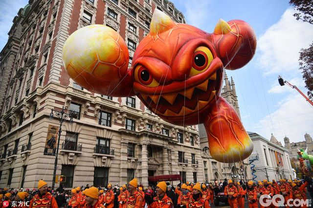 当地时间2016年11月24日，美国纽约，第90届梅西百货感恩节大游行举行，各式各样的卡通气球吸引眼球，蜘蛛侠、史努比、皮卡丘等造型的气球满场飘飞热闹非凡。