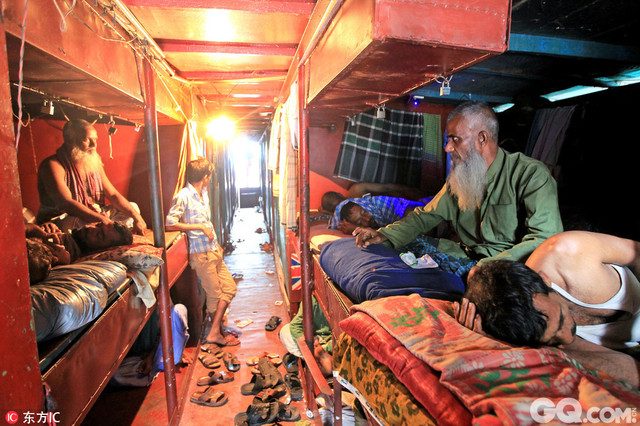 位于孟加拉达卡的Faridpur旅馆应该是世界上最便宜的旅馆了，在这里住一晚上只需要30便士，也就是一块巧克力棒的钱，工人们和游客在这里用水和如厕都是免费的，但不好的就是要数百人挤在一起，且只有一个公共储物柜存放物品。尽管如此，这家由5艘漂浮谁上的船只组成的船上旅店依然十分受欢迎，60多年来生意一直都很火爆。   