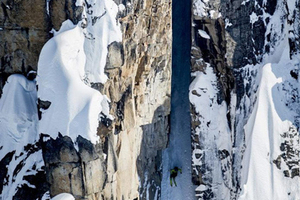 滑雪运动员穿越山脉缝隙垂直滑雪 引网友惊呼 