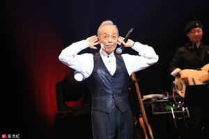  谷村新司演艺生涯45周年音乐会现场 观众起身热烈鼓掌 
