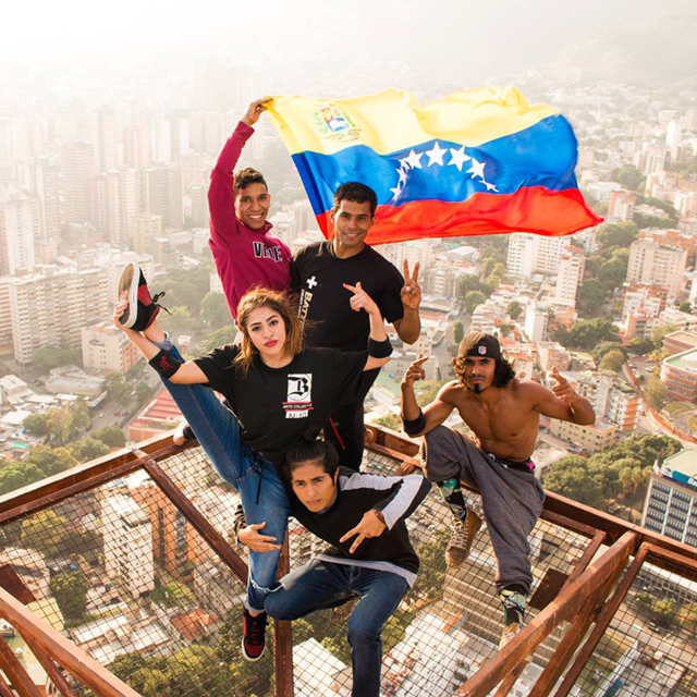 委内瑞拉极限爱好者60层高楼边缘玩倒立