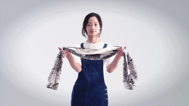 配饰| 如何把基本款印花围巾变出五种花样