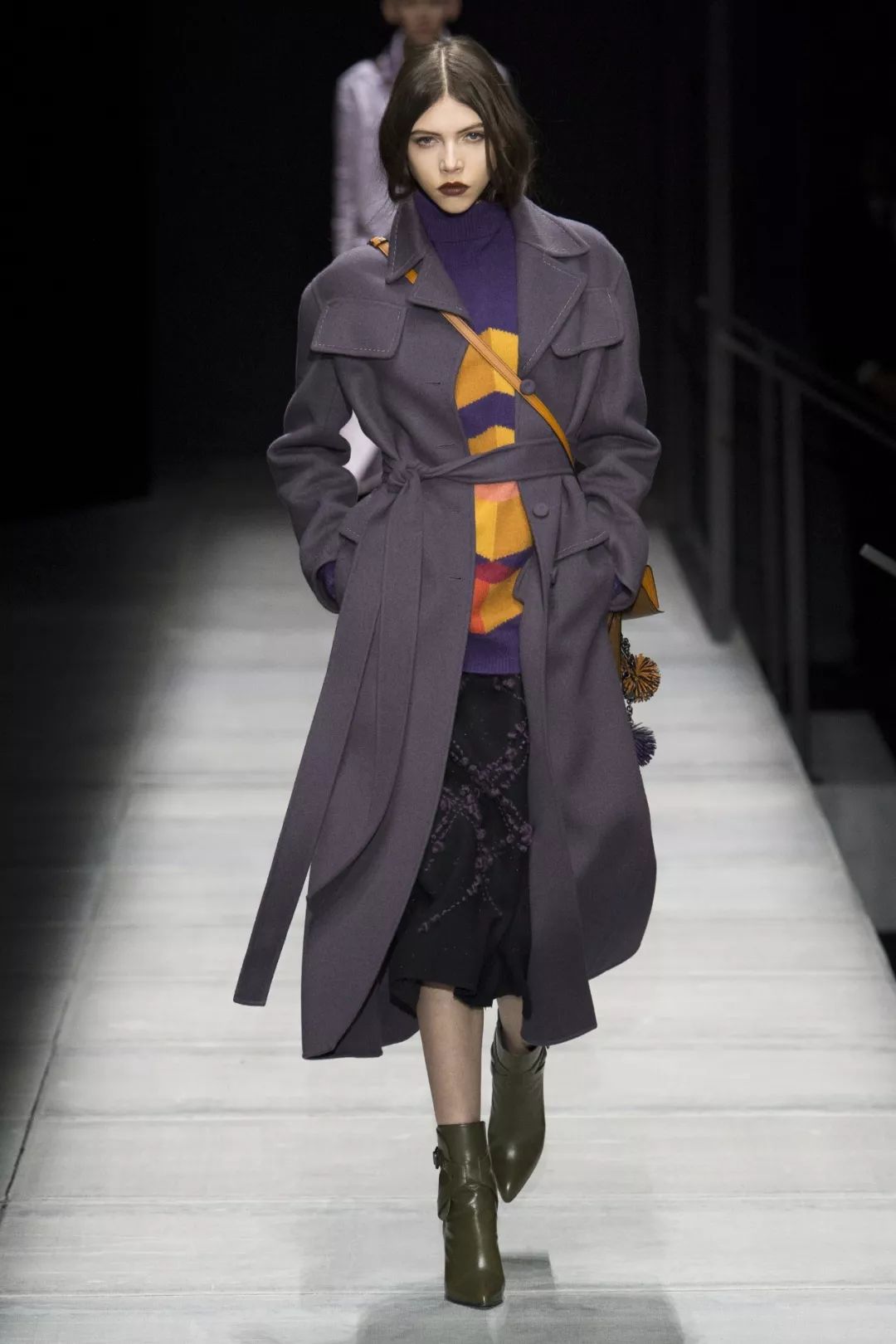 bottega veneta 2018秋冬系列的这件大衣特点就是用了双层羊绒的设计