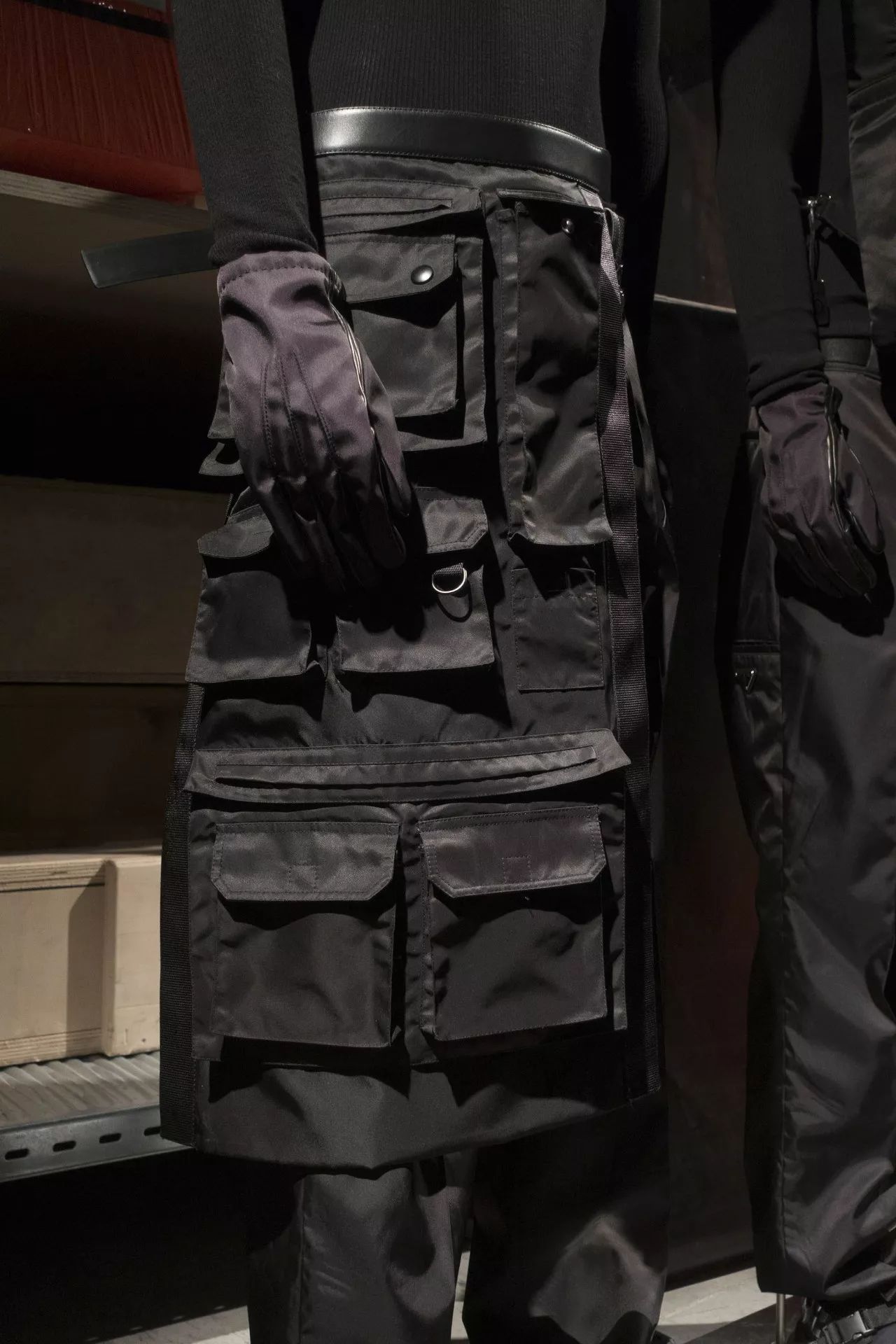 设计了央视大裤衩的男人，这次帮Prada设计了一件防弹背心