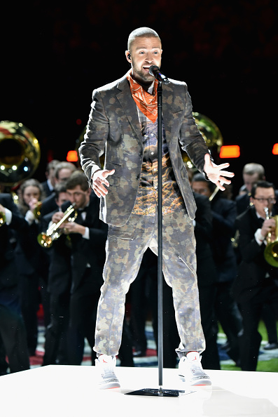 Justin Timberlake穿着Stella McCartney订制服装参与第五十二届超级碗中场表演