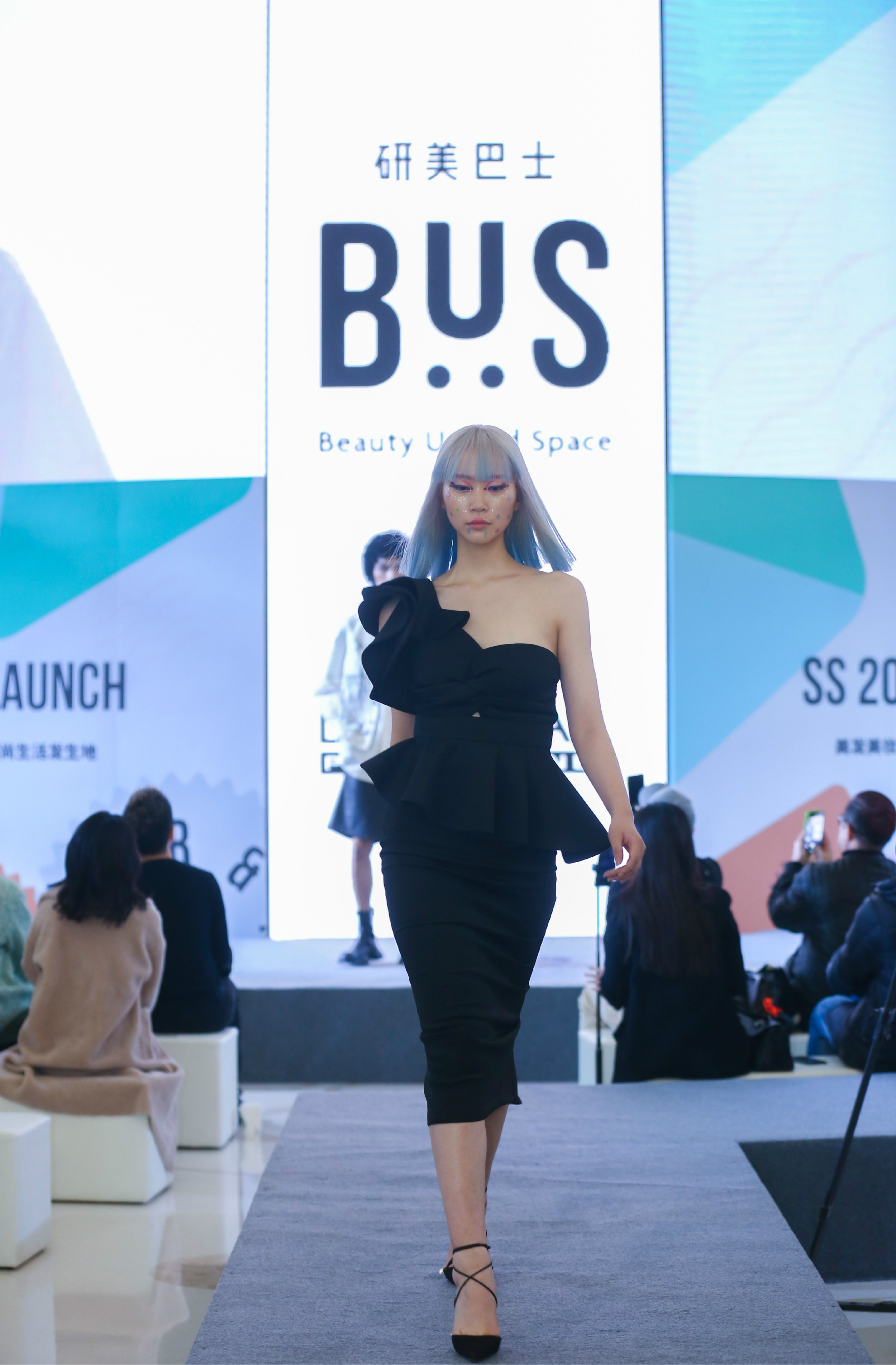 研·美不可挡--研美巴士携手巴黎欧莱雅PRO及万达广场联合举办2021春夏发妆潮流趋势发布会