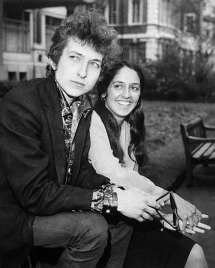 但joan baez已经家喻户晓,她赏识bob dylan