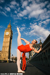 “极限芭蕾”舞者伦敦街头展现舞姿 惊险动作令人手心冒汗 