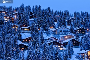 被群山包圍的瑞士小鎮阿羅薩適合喜愛戶外運動的人們，除了冬天有絕佳的滑雪場，夏天也能透過步行或騎單車...