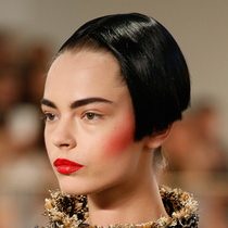 波波头、腮红和法式美甲 Chanel高定秀场给古典美带来了未来感