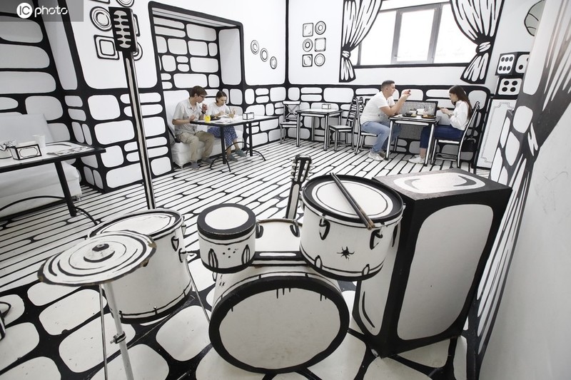 俄羅斯網紅咖啡館 宛如進入2D黑白漫畫世界