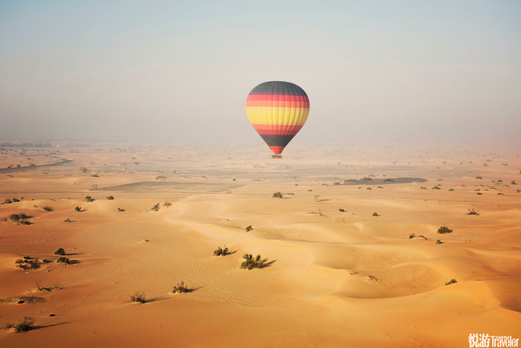 迪拜一半是海水，一半是沙漠的景观，在热气球缓缓升起的同时，渐渐呈现在眼前，海水的蔚蓝，沙漠的壮观，...