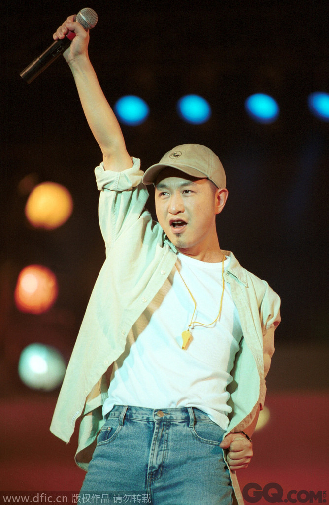 2002年9月19日晚10时28分，以演唱《大中国》走红流行乐坛的著名歌手高枫因换肺癌抢救无效，在北京协和医院去世。