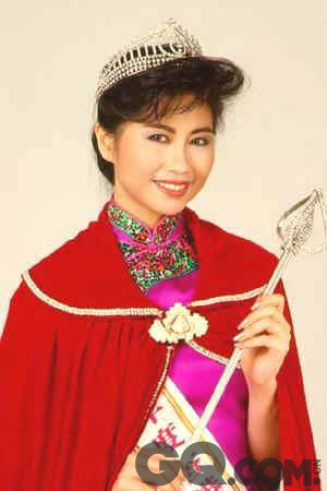 杨宝玲学业出众，谈吐优雅，不俗的智慧，或证实港姐选美“美貌与智慧”并重的总之体现，不但在1987年荣获港姐冠军，还在“世界小姐”中获得“亚洲皇后”的称号，再参加“环球小姐”选美，一年中两次在国际大型选美比赛中取得佳绩。而且，在以后的发展中，杨宝玲也是历届港姐中最为成功的商界女强人。