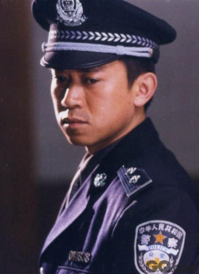 2002年，王学兵主演缉毒题材电视剧《绝对控制》，饰演正义、倔强而富有激情的“薛冰”，凭借精彩的表演获封“警察专业户。”任“北京市禁毒义务宣传员”。
