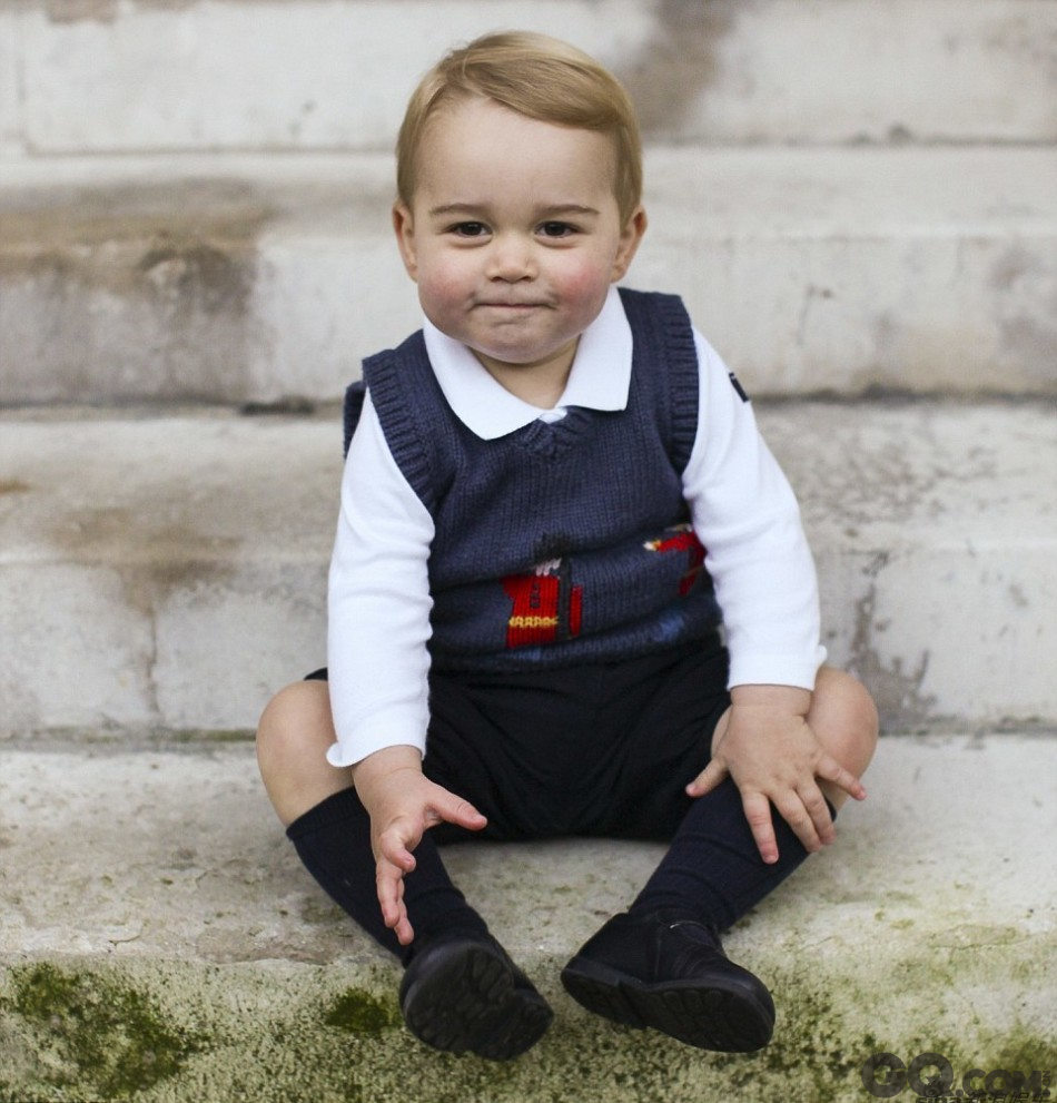 乔治小王子芳龄1岁半，作为威廉王子与凯特王妃的儿子丝毫不逊色。乔治小王子每次公开亮相都经过精心打扮，每次身上的衣服都被名人杂志及时尚博客仔细分析，每次都造成同款童装单品销售一空。去年，乔治小王子还被《GQ》杂志评为英国最佳着装男士第49名。