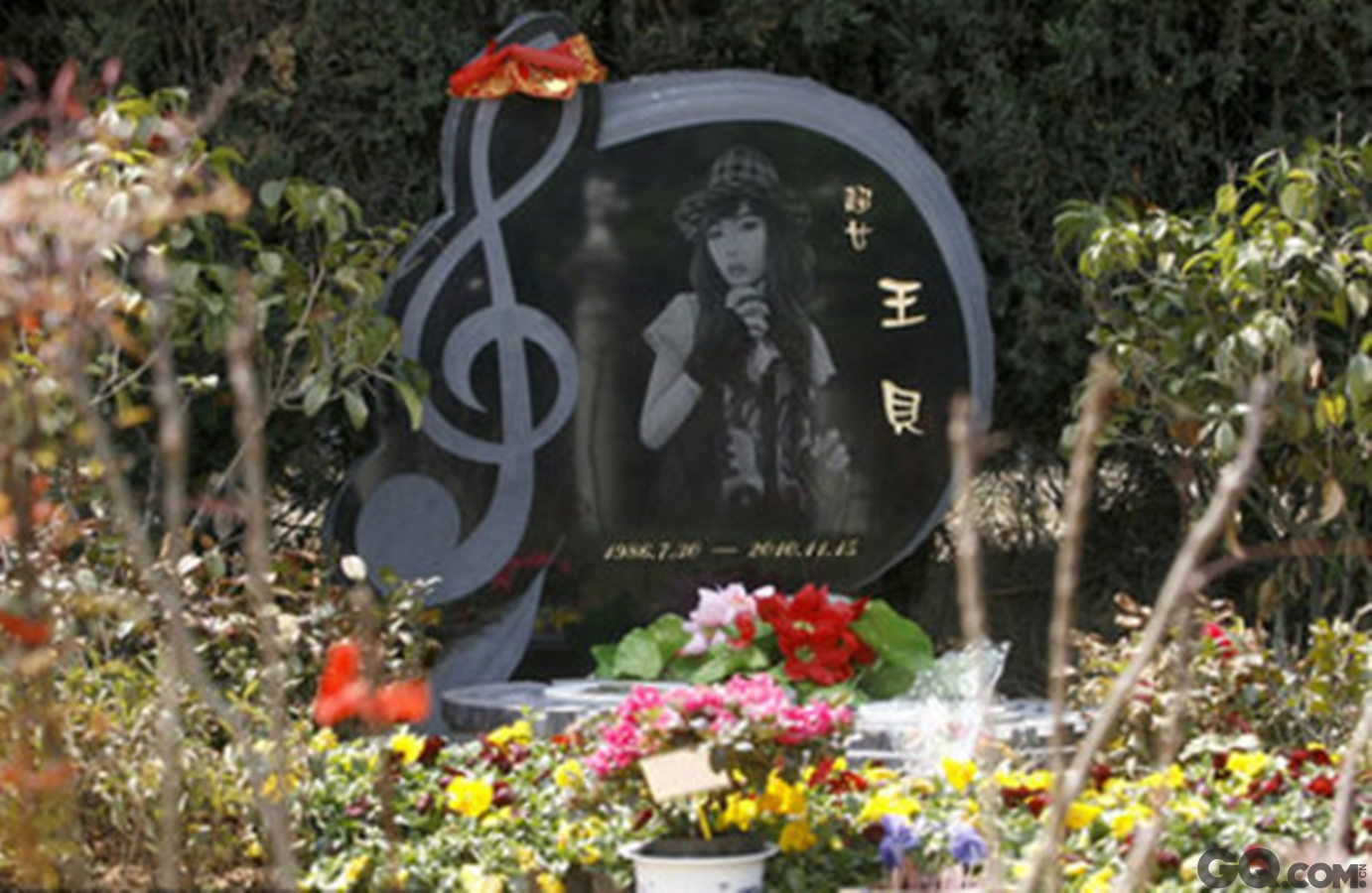王贝墓碑上有个大大的音符图据，因整容致死的超女王贝，已于清明前的3月27日，正式在武汉石门峰“名人墓”安葬。王贝的墓碑上刻着巨大音符，碑前有粉丝留下的话筒和鲜花，保安称这样的墓价值不菲。