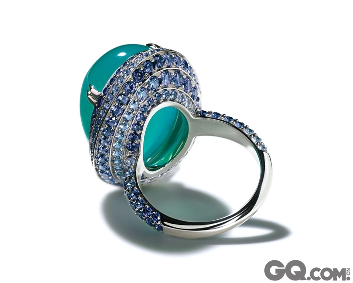 铂金包镶蓝宝石及21.66克拉硅孔雀石戒指。来自蒂芙尼2015 Blue Book“海之博韵”高级珠宝系列