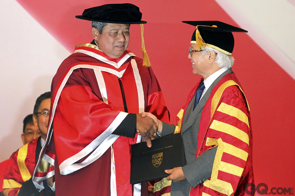当地时间2013年4月22日，新加坡，印尼总统苏西洛（左）接受新加坡南洋理工大学授予的荣誉博士学位。   
