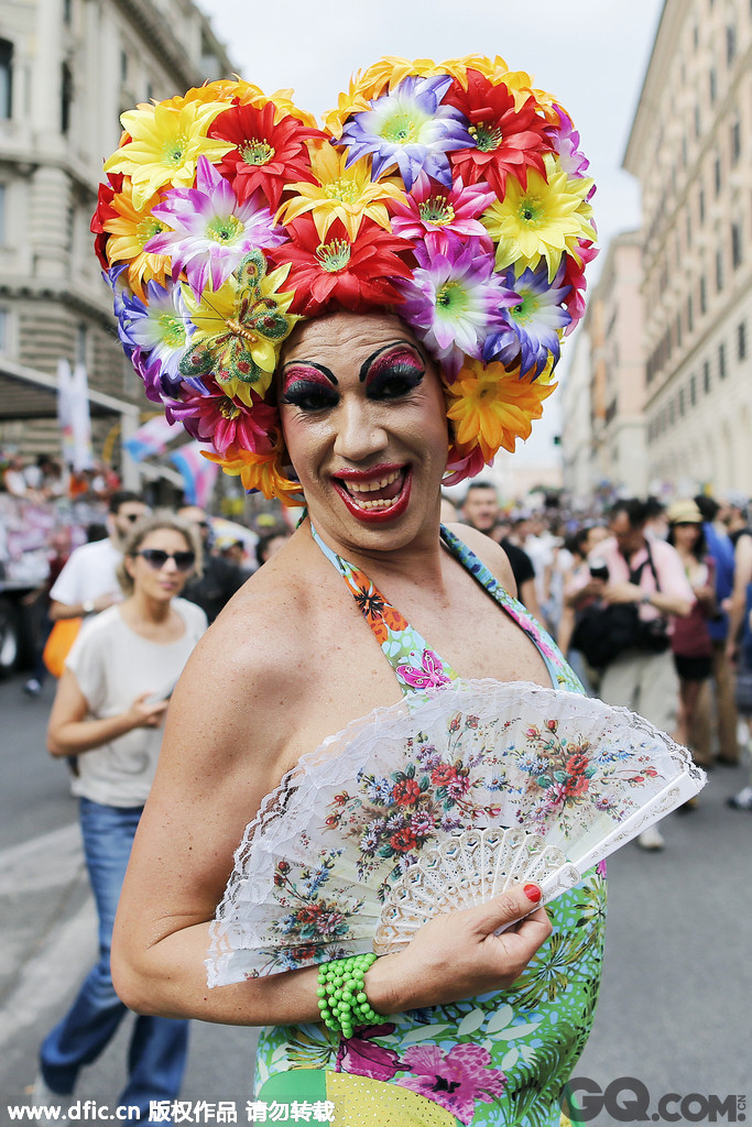 随着大家对同性恋的接受，越来越多的同性恋人行走在阳光之下。近日，在意大利罗马、瑞士锡永等地举行了场面盛大的同性恋大游行，他们不仅性取向异于常人，连装扮都令人大跌眼镜。