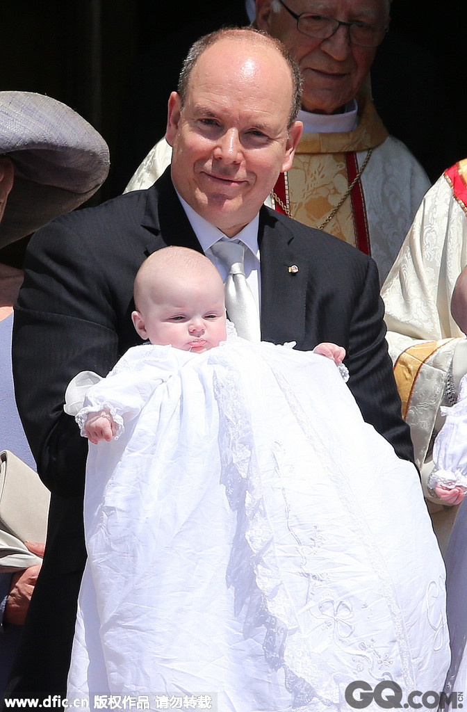 摩纳哥，摩纳哥亲王阿尔贝二世和夏琳王妃抱着龙凤胎参加受洗仪式，可爱的小公主和小王子萌萌哒。  