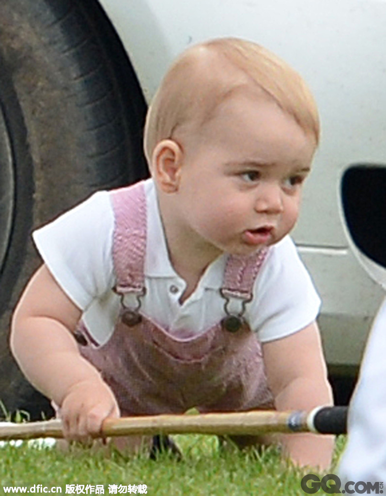2014年6月15日，英国格罗斯特郡，威廉王子和哈里王子一起参加马球赛，凯特王妃抱着乔治小王子现场助阵。乔治小王子十分抢镜，他一会儿在草地上爬，一会儿又试图走路，活泼可爱萌翻众人。
