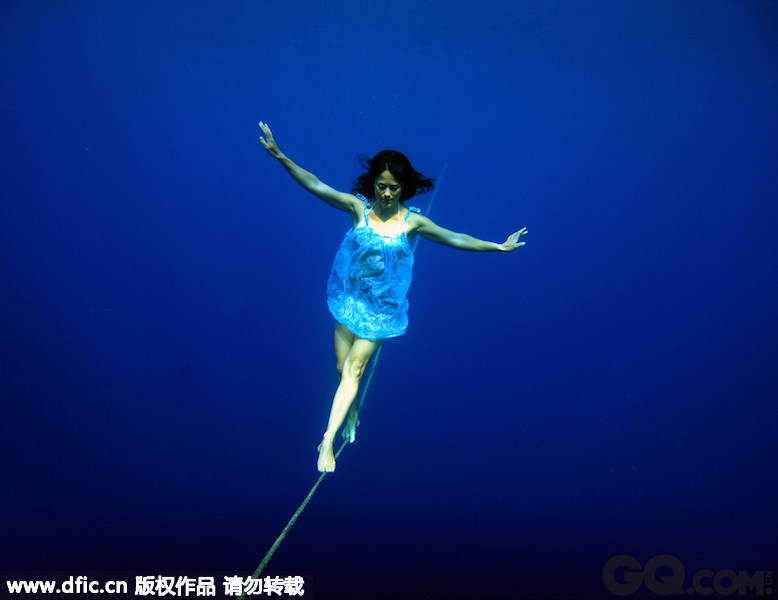 埃及达哈布，33岁摄影师Annelie Pompe拍摄了一组女子在水下曼妙身姿的图片。俗话说，女人是水做的，一点都不错，身体柔软似无骨，所以女人在水下越显得有女人味。