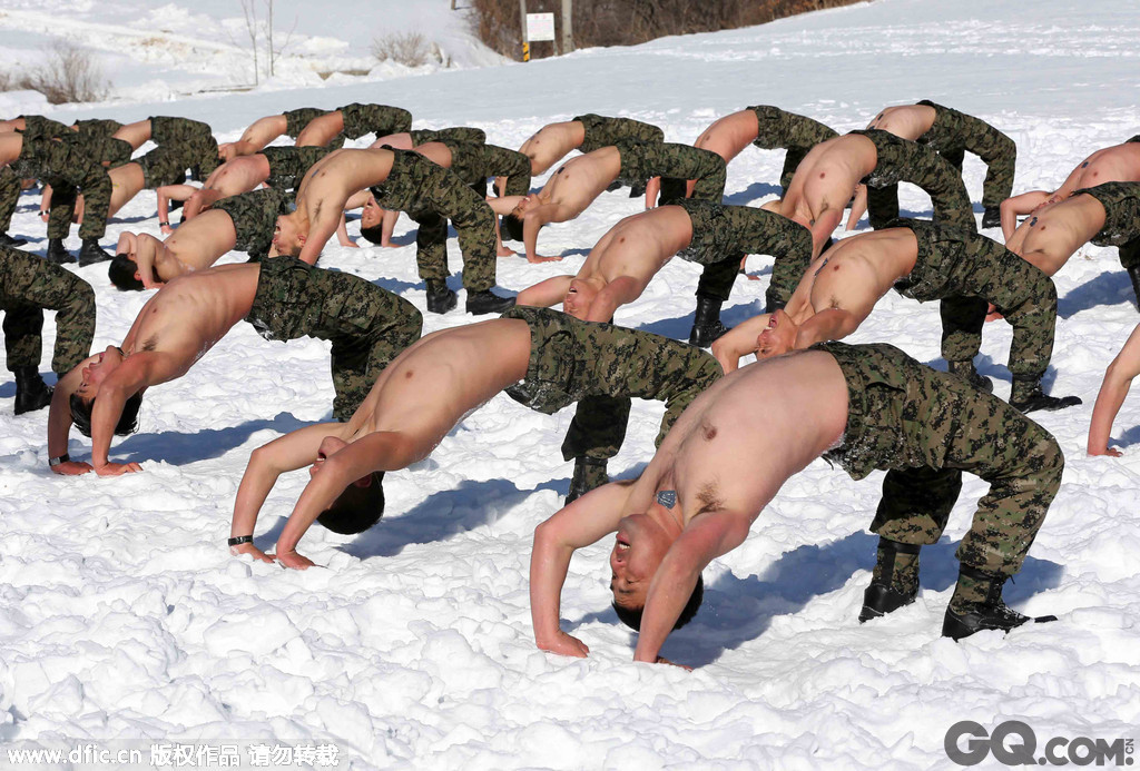 韩国江原平昌郡，特种兵在雪地里进行训练，磨练意志力。   