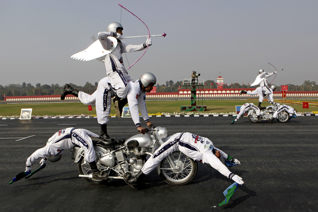 印度新德里，士兵表演摩托车特技。  