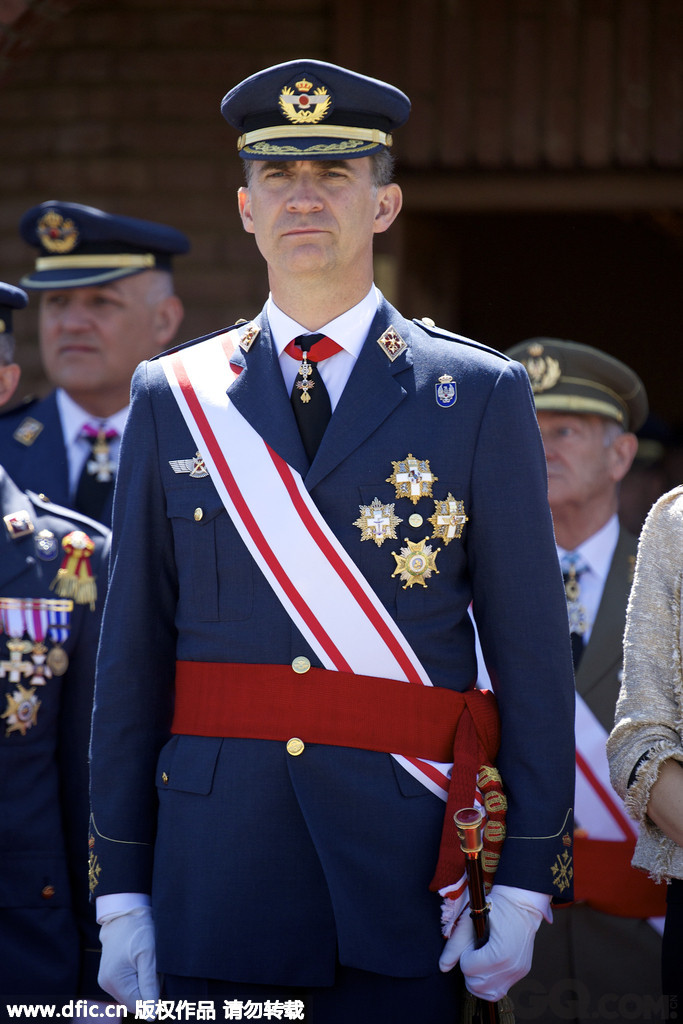 西班牙新国王费利佩身着军装。   
