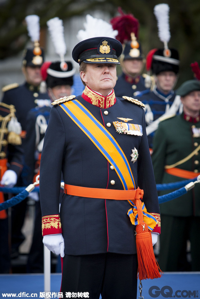 荷兰海牙，国王威廉-亚历山大身穿军装，出席荷兰陆军建军200周年的庆祝活动。  