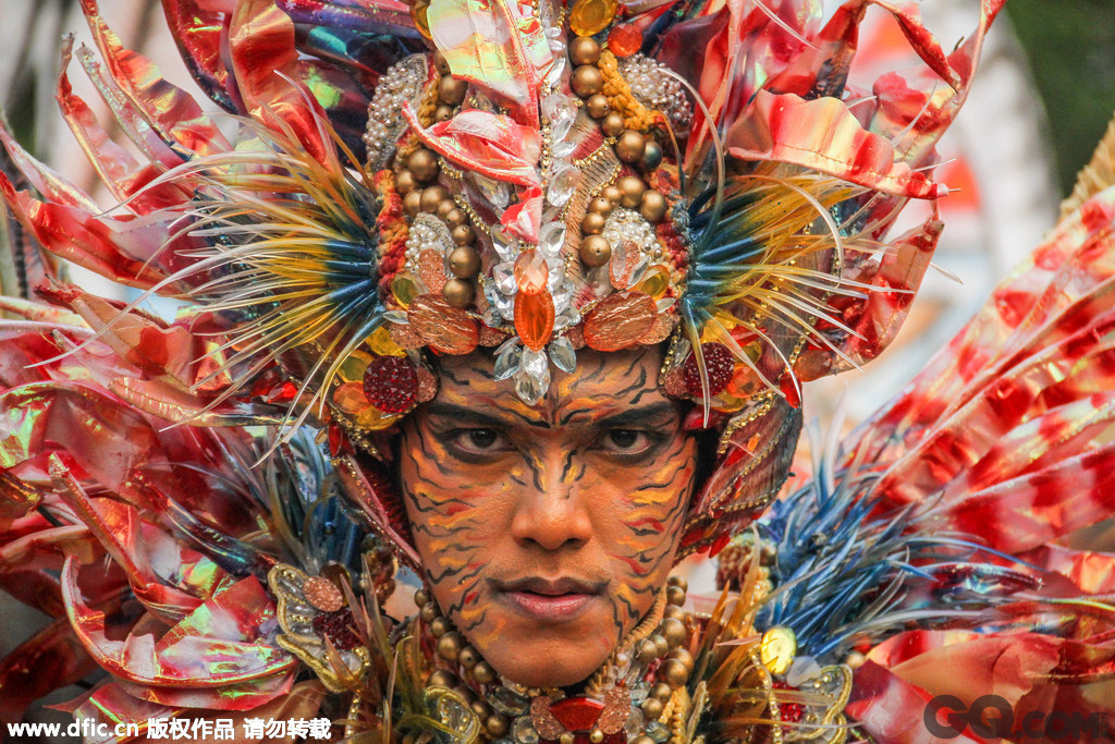 8月2日，2015年Jember时尚嘉年华在印尼唐格朗开幕，每年的主题都不同，狂欢者多数以怪异另类、华丽惊悚的时装造型游行于街头，而今年的主题是“一件独特巨大的装束”，超过400人参加了此次嘉年华，这样令人有些“惊悚”的嘉年华也再次向世人展示了艺术的多元化！