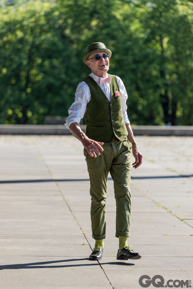 近日，德国摄影师Koone在柏林街头碰到了Gunther Anton Krabbenhoft——一位打扮非常时髦的老爷爷。Koone被这位老爷爷无懈可击的装扮深深吸引，忍不住上前询问是否可以给他拍照。Anton开心的答应了他的请求，二人一起前往国家美术馆，在外面的院子里拍了一组照片。在这组照片中，Anton穿着绿色的马甲、绿色的裤子，戴着粉色的领结、绿色的帽子，以及一副约翰-列侬风格的墨镜。Koone说：“他的打扮实在是太完美了，散发出来的那种活力显得比我还要年轻。”Anton喜欢跳舞，这可能也是让他看起来年轻的原因。虽然网上盛传他已经104岁了，但Anton已经否认了这一夸张的传闻。比较靠谱的推测是他应该在70到80岁之间。